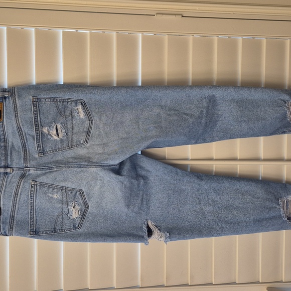 12S American Eagle Outfitters Ripped Light Blue Mom Jeans Sz 12 Short Distressed - Picture 2 of 5